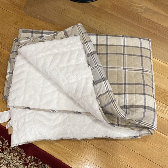 NWT Ugg Twin Twin XL Reversible Comforter Set(1 comforter And 1 sham) - Picture 2 of 4